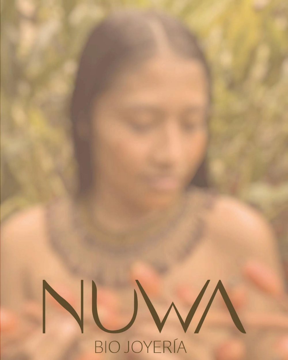 Imagen de la marca: una mujer con un collar ancho de semillas entre plantas, con el texto Nuwa Bio Joyería.